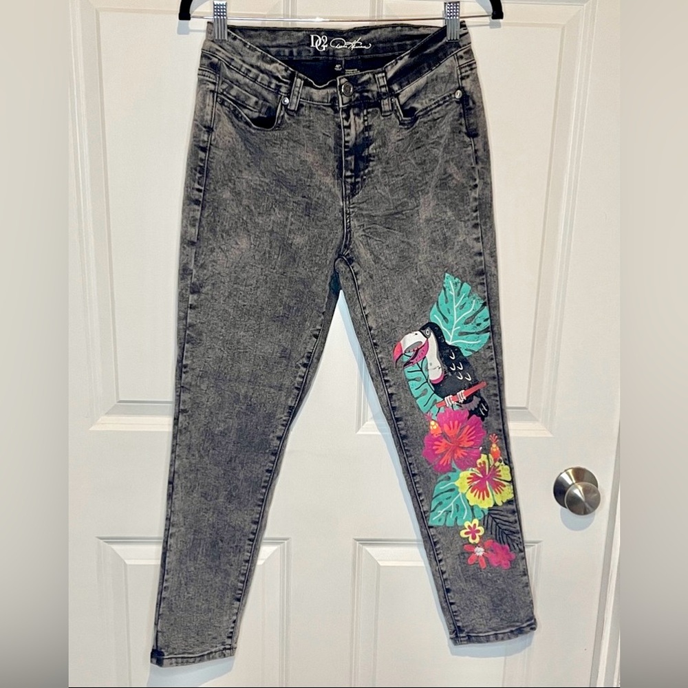 DG2 Diane Gilman 4P Gray Ankle Jeans Toucan Tropical Print EUC